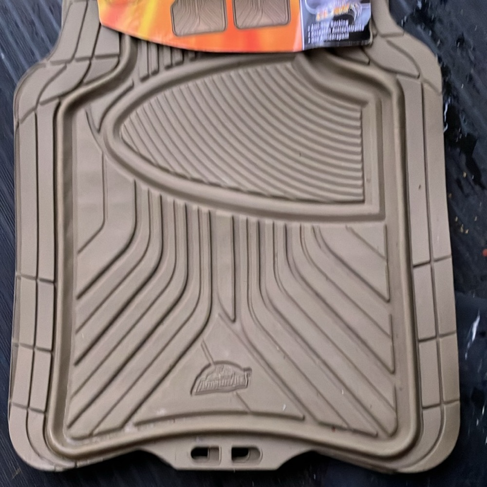 ArmorAll® Tan All-Weather Protection Universal 4-Piece Rubber Floor Mats - Picture 3 of 9
